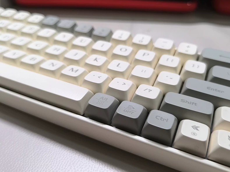 狼途LANGTU GK65 三模机械键盘 蓝牙+2.4G+有线 支持WIN+IOS 有炫彩背光 可自拆键帽 金轴 不适合文字使用者 更适合游戏爱好者 无盒 无配